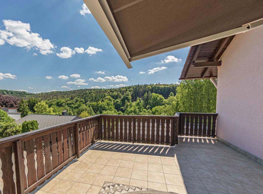 Terrasse des Landhaus Appartements mit Blick über den Odenwald