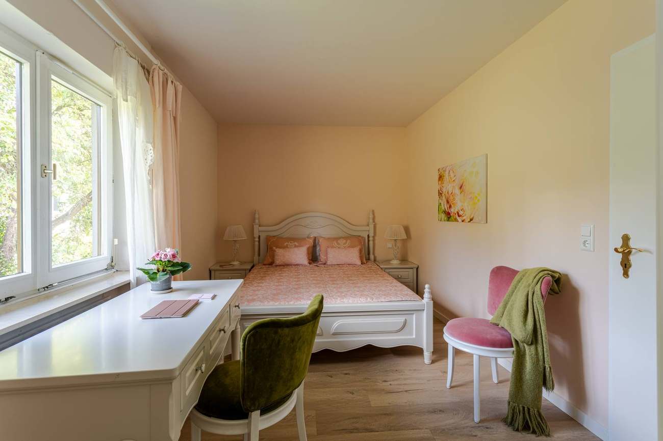 Schlafzimmer im Landhaus Appartement mit Gartenblick