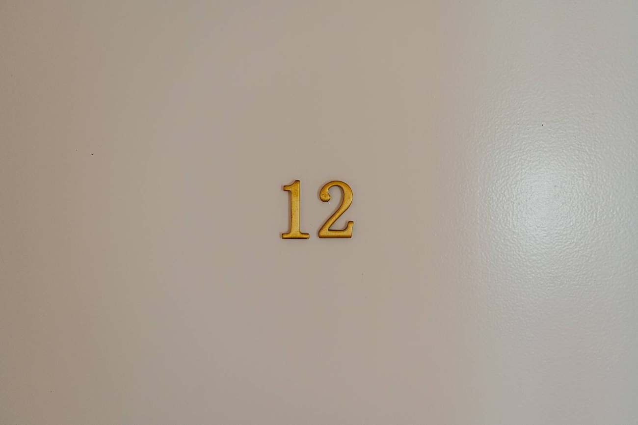 Türschild Nummer 12 am Landhaus Appartement